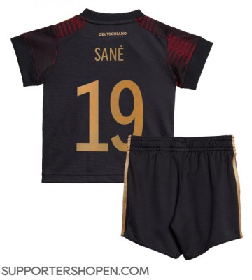 Tyskland Leroy Sane #19 Bortatröja Barn VM 2022 Kortärmad (+ korta byxor)